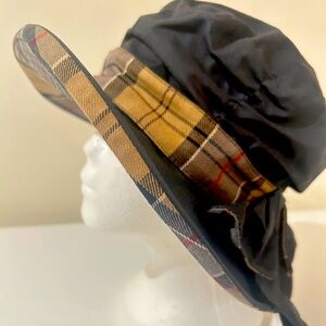 Barbour Women’s navy color hat. OS, 100% cotton. Authentic. New.